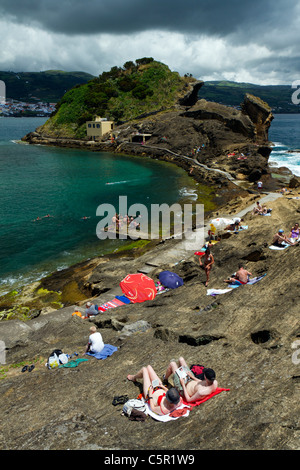 Touristen in Ilhéu Vila Franca, ein Vulkankrater Lagune Insel vor der Küste bei Vila Franca do Campo, Insel São Miguel, Azoren. Stockfoto