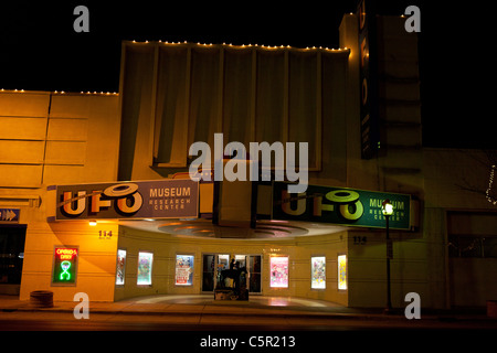 Außenseite des UFO Museum und Forschungszentrum in der Nacht, Roswell, New Mexico, Vereinigte Staaten von Amerika Stockfoto