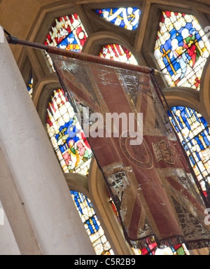 Zerrissene Union Jack in der Kathedrale von Bath, Bath, England Stockfoto