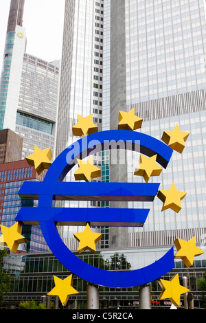Europäische Zentralbank (EZB) mit dem Euro-Zeichen außerhalb in Frankfurt (Main) Stockfoto