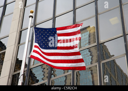 Vereinigte Staaten nationale Flagge außerhalb Bürogebäude in der Innenstadt von Nashville Tennessee USA Stockfoto