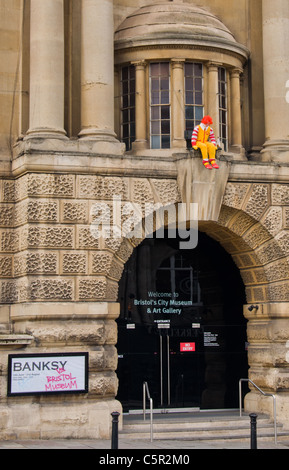 Ronald McDonald sitzt auf einem Felsvorsprung, Selbstmord, Bristol City Museum and Art Gallery, Bristol, England Stockfoto