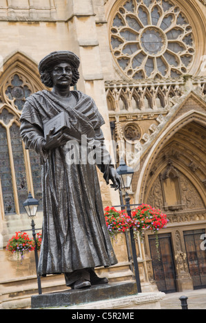 Statue von Raja Ram Mohan Roy außerhalb der Kathedrale von Bristol, Bristol, England Stockfoto