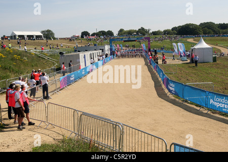 Damen-Rennen über 6 Runden. Allgemeine Ansichten des Kurses. Womens Race. Hadleigh Farm Mountain Bike International. London bereitet sich für die Olympischen Spiele 2012. Hadleigh Farm. Essex. 31.07.2011. Stockfoto