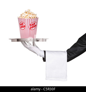 Ein Kellner mit einem silbernen Tablett mit Popcorn-Box drauf Stockfoto