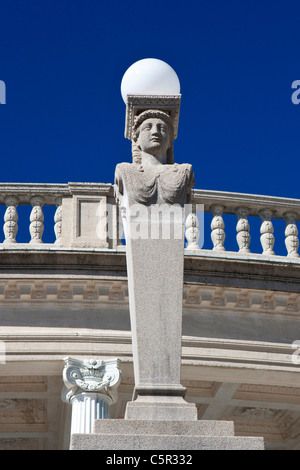 Statue Lichtmast, außerhalb der Neptune Pool, Hearst Castle, San Simeon, Kalifornien, Vereinigte Staaten von Amerika Stockfoto