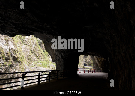 Galerien Cliffside Tunnel, Straße unter Felsüberhang entlang marble Canyons und Tunnel von neun dreht, Taroko Nationalpark, Hualien, Taiwan Stockfoto