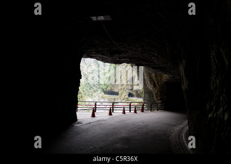 Galerien Cliffside Tunnel, Straße unter Felsüberhang entlang marble Canyons und Tunnel von neun dreht, Taroko Nationalpark, Hualien, Taiwan Stockfoto