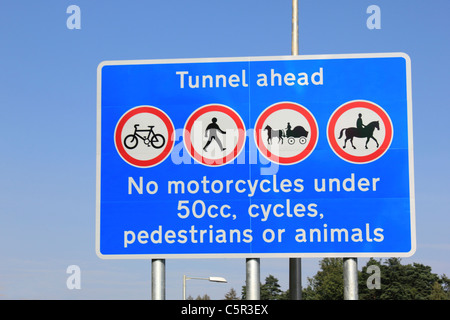 Verkehrszeichen für The Hindhead Tunnel auf der A3 in Surrey, Juli 2011 geöffnet. Surrey England UK Stockfoto