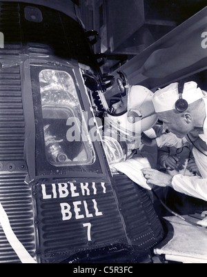 Astronauten Gus Grissom steigt in seinem "Liberty Bell 7' Raumschiff am 21. Juli 1961. Stockfoto