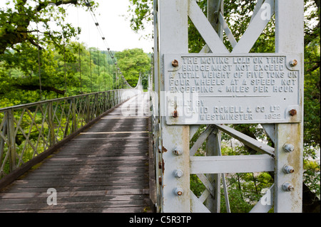 Mitte Wales gebaut Wells schmale Hängebrücke Flussüberquerung Stockfoto