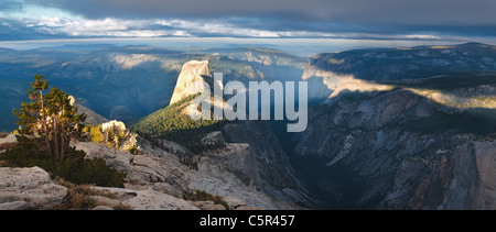 Halbe Kuppel aus der cloud Stockfoto