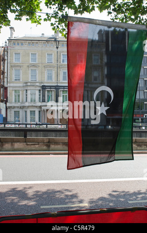 Libysche Rebellen Flagge im Vordergrund und libyschen Botschaft London hinter Stockfoto