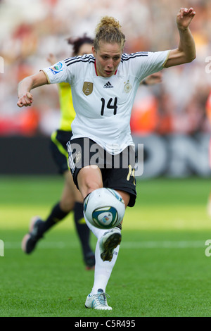 Kim Kulig Deutschlands Risse einen Schuss gegen Kanada während das Eröffnungsspiel der Frauen 2011 WM-Fußball-Turnier. Stockfoto