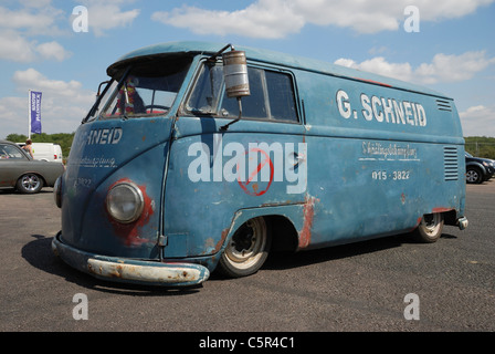 Ein Split-Screen VW-Bus. Santa Pod, Northants, England. Stockfoto