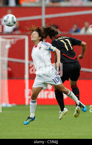 Japan Team Kapitän Homare Sawa (10) Köpfe den Ball gegen Nayeli Rangel von Mexiko (11) während einer 2011 Frauen-WM-Spiel. Stockfoto