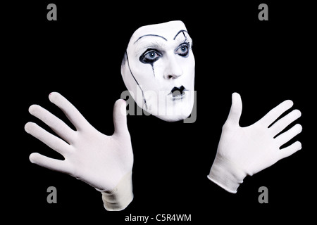 MIME-Gesicht und Hände in weißen Handschuhen und ein Theater Make-up auf schwarzem Hintergrund isoliert Stockfoto