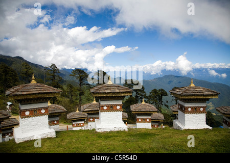 Druk Wangyal Chorten, Bhutan. Kriegerdenkmal, bestehend aus 108 Chörten oder Stupas Dochu La (Dochula) übergeben Thimpu Provinz Bhutan. Stockfoto