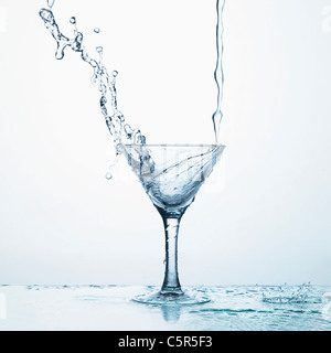 Wasser in ein Glas gießen Stockfoto