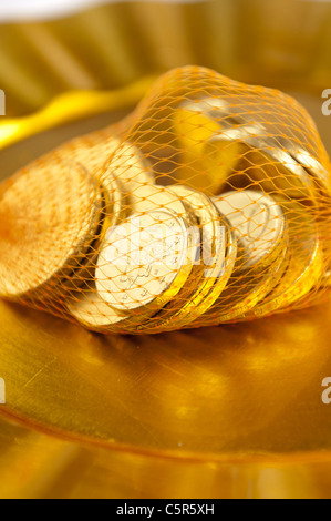 Schoko Euro Goldmünzen auf Gold Platte Stockfoto