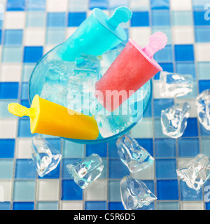 Eis am Stiel in Eis-Schüssel Stockfoto