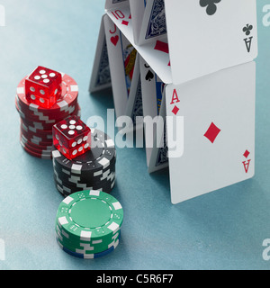Stapel von Karten, Chips und Würfel-Glücksspiel Stockfoto