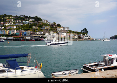 Kingswear an der Mündung des River Dart gesehen vom Kai in Dartmouth, Devon, England Stockfoto