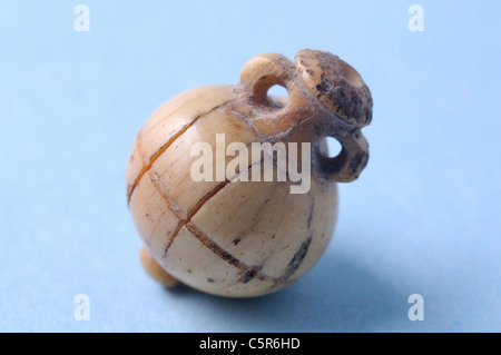 Miniatur Öl Amphoren hergestellt in Elfenbein, verbunden mit der weiblichen private orbit.14 mm. Römerzeit in Complutum. Spanien Stockfoto