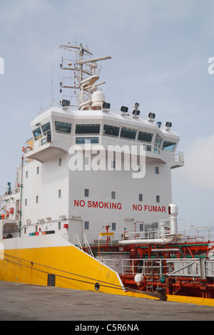 Kein Rauchen Zeichen im englischen anf Spanisch (No Fumar) auf Öltanker Stockfoto