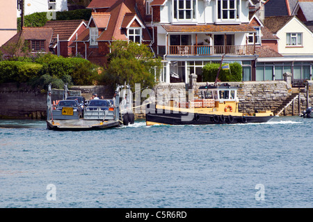 Fähre zwischen Dartmouth und Kingswear an der Mündung des River Dart, Devon, England - Landung auf Dartmouth Seite zu senken. Stockfoto