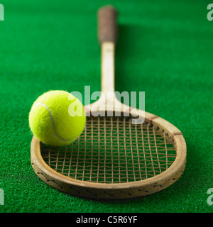 Tennisschläger und Tennisball Stockfoto