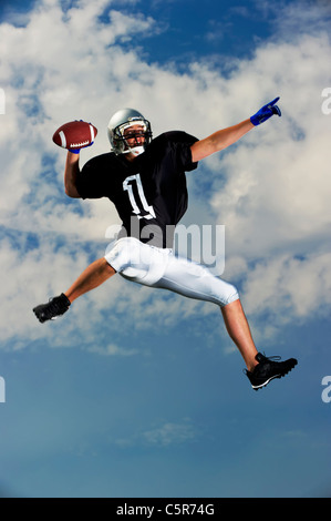 American Football-Quarterback sieht übergehen. Stockfoto