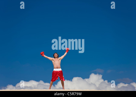 Ein Boxer feiert auf Wolke sieben. Stockfoto