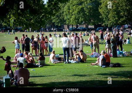Richmond Green - Menschen entspannen an einem Sommerwochenende Stockfoto