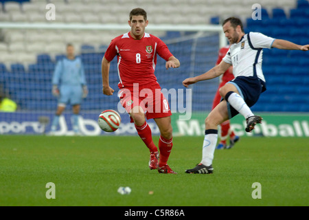 Wales und Schottland im neuen Cardiff City Stadium: Wales' Ched Evans wird von Schottlands James McFadden gefangen. Stockfoto