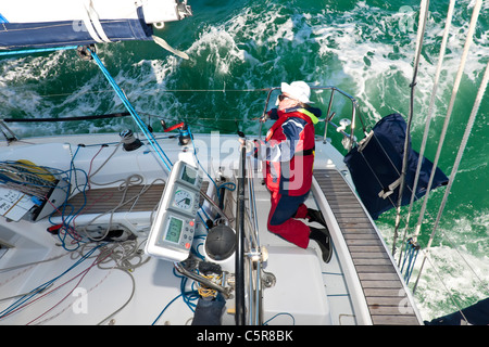 Der Kapitän, die Lenkung eines Ozeans abgehackt Meereswellen Yacht im Rennen los. Stockfoto