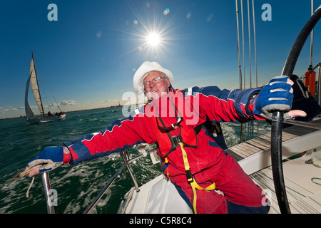 Der Kapitän am Steuer eines Ozeans Yacht geht. Stockfoto