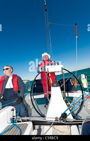Ozean-Yacht mit Kapitän am Steuer. Stockfoto