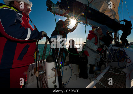 Kapitän am Steuer des Ozean-Yacht mit Crew arbeiten. Stockfoto