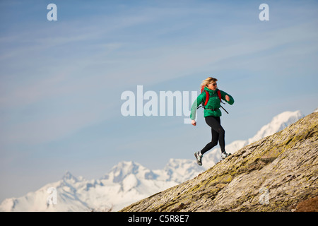 Ein Jogger läuft über Rocky Mountains. Stockfoto