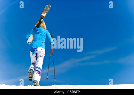 Eine weibliche Skifahrer auf der Piste. Stockfoto