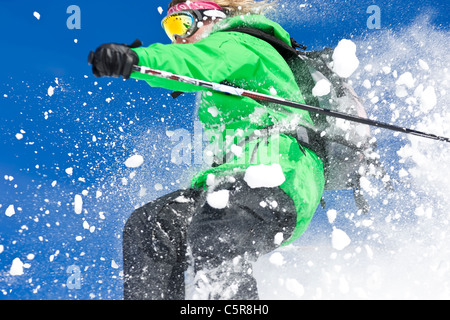 Ein Skifahrer Ski hart durch die off-Piste Pulverschnee. Stockfoto