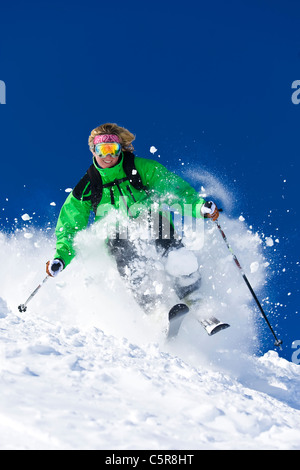 Ein Skifahrer Ski schnell abseits der Piste. Stockfoto