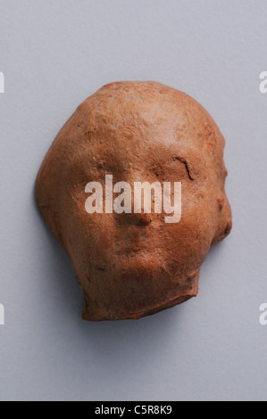 Kopf des Kindes von Terrakotta-Figur. Römerzeit in Complutum. Spanien Stockfoto