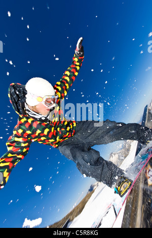 Ein Snowboarder, balancieren auf einer Schiene im Snowpark. Stockfoto