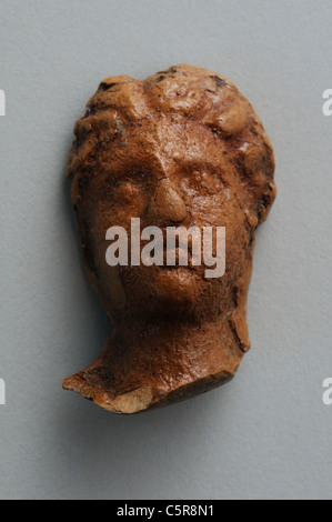 Kopf-Weibchen von Terrakotta-Figur mit römischen Frisur. Römerzeit in Complutum. Spanien Stockfoto