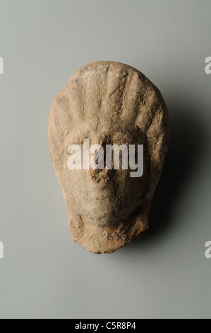 Kopf-Weibchen aus Terracotta. Römerzeit in Complutum. Spanien Stockfoto