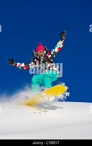 Ein Snowboarder Spaß und Reiten schnell im frischen Pulverschnee. Stockfoto