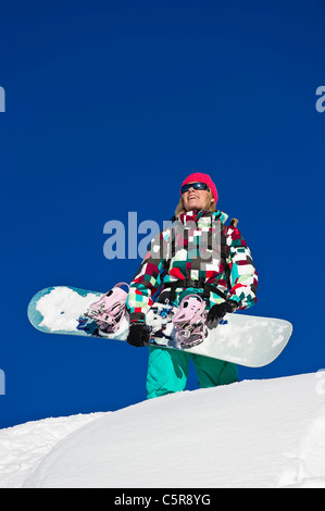 Ein Snowboarder einen Blick auf die schneebedeckten Berge mit Freude. Stockfoto