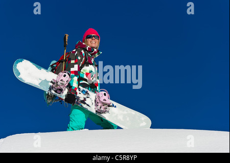 Ein Snowboarder glücklich lächelt. Stockfoto